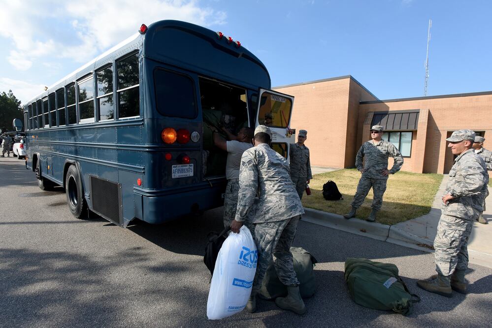 Elementos del Ejército en California del Sur antes de la llegada del huracán Florence de categoría 4 (Foto: Reuters)