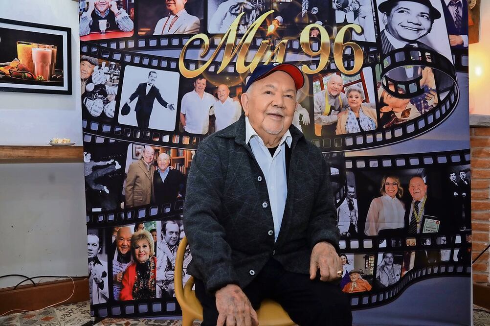 Corona sigue al frente del programa Como dice el dicho, producción que le celebró su cumpleaños en la cafetería donde graban. Foto: de Televisa