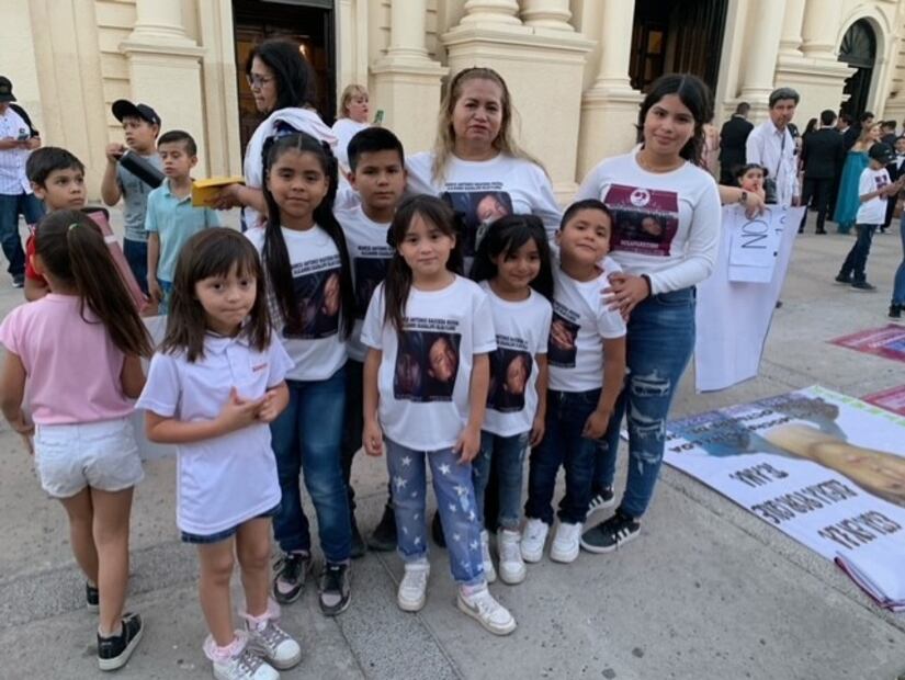 Con lonas, pancartas y camisetas con las fotografías de sus padres y seres queridos, niños desde cinco años de edad, caminaron de la Plaza Emiliana a la Catedral Metropolitana de Nuestra Señora de la Asunción. (Foto: Amalia Escobar)