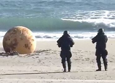 "¿Llegó Gokú?"; bola gigante aparece en playa de Japón y desconcierta a las autoridades