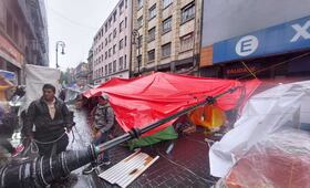 Poste cae sobre campamento de la CNTE en Centro Histórico; no hay heridos