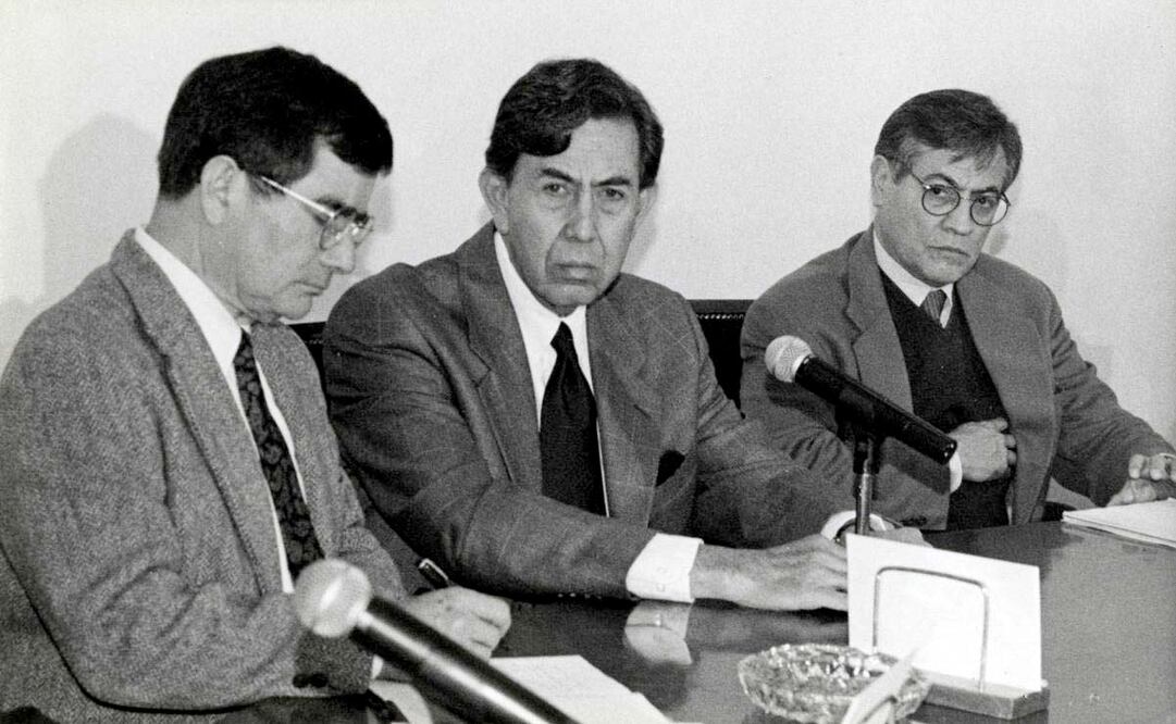 El Jefe de gobierno del Distrito Federal, Ing. Cuauhtémoc Cárdenas, ofreció su segunda conferencia de prensa catorcenal acompañado por el director de comunciación social, Pablo Marentes y su secretario particular, Armando López. Foto: Archivo El Universal.
