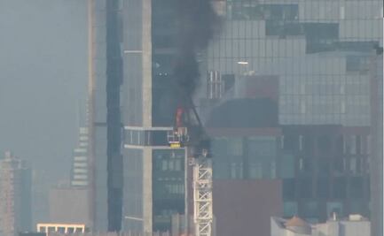 Grúa de construcción se incendia y su brazo choca contra edificio en Manhattan