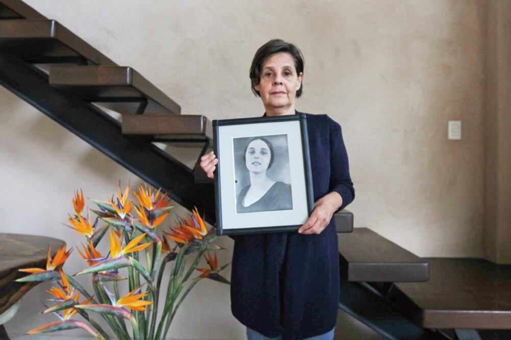 Susana Ruth Quintanilla Osorio muestra la imagen de su abuela Ruth Stallsmith de Quintanilla, fotografía que Edward Weston tomó para EL UNIVERSAL (GERMÁN GARCÍA. EL UNIVERSAL)