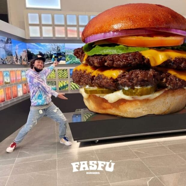 Luisito Comunica lo hace de nuevo: las hamburguesas de Fasfú llegan a España