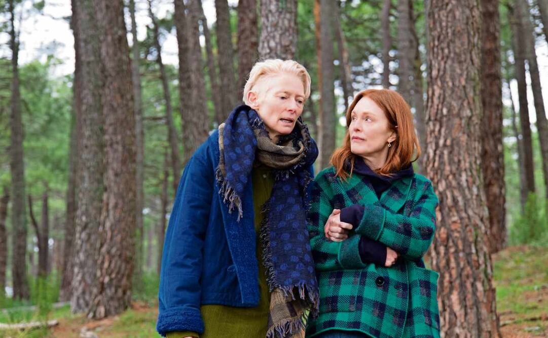 Martha (Tilda Swinton), una corresponsal de guerra, es diagnosticada con una enfermedad terminal, y pide a Ingrid (Julianne Moore) que la acompañe durante sus últimos días. Foto: Warner Bros Pictures