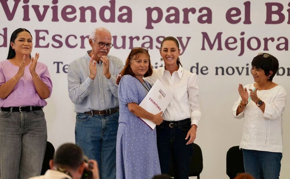 Presidenta Claudia Sheinbaum encabeza entrega de escrituras en Tepic, Nayarit junto al gobernador Miguel Ángel Navarro (08/11/2025). Foto: Presidencia