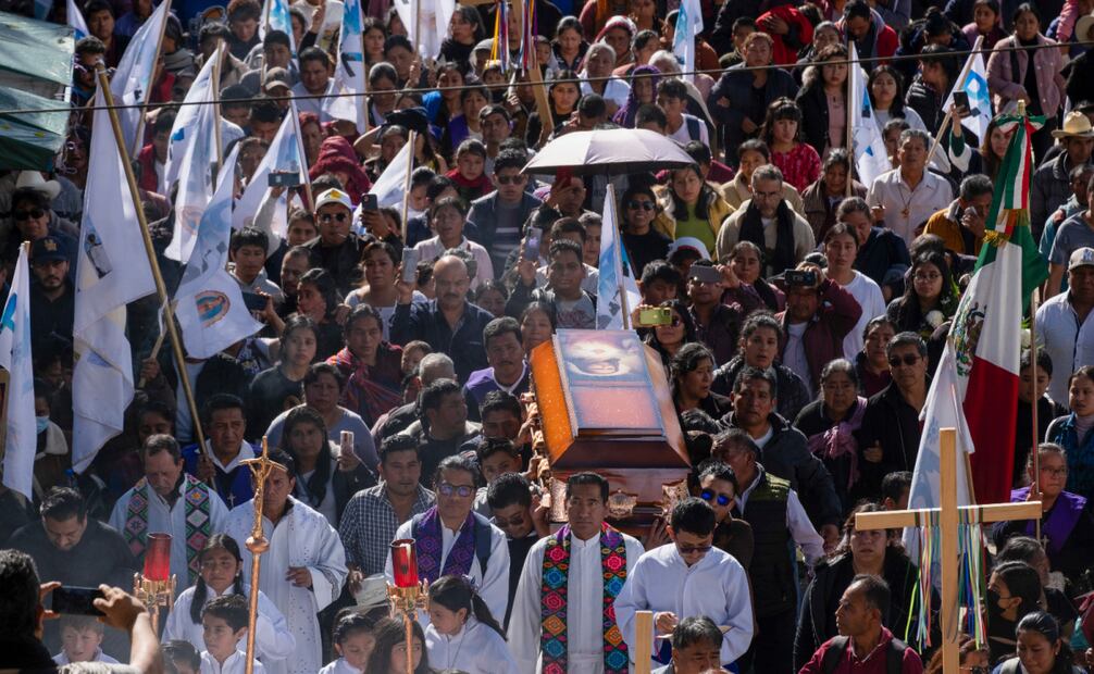La gente hace el recorrido con el ataúd del sacerdote Marcelo Pérez Pérez un día después de su asesinato. Foto: Isabel Mateos / AP