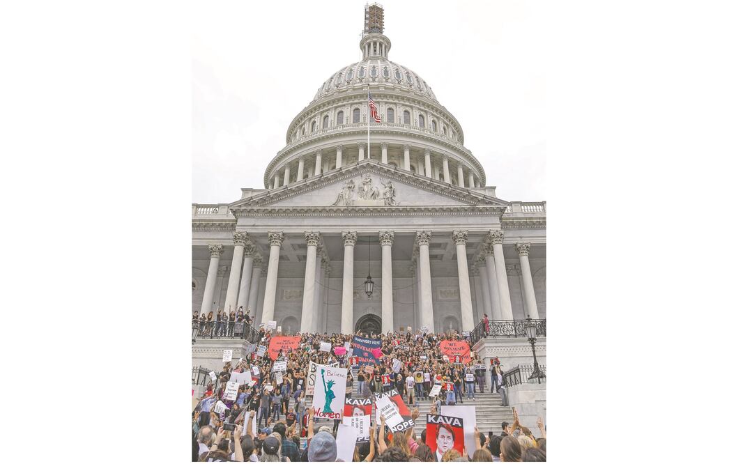 Manifestantes irrumpieron en la sede del Capitolio de Estados Unidos, antes de que el Senado votara sobre la confirmación del juez Kavanaugh. Foto: ERIK S. LESSER. EFE