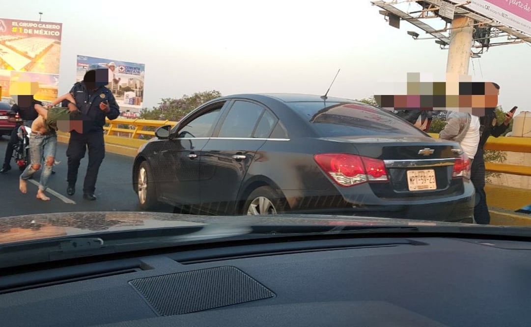 Los automovilistas que se encontraban en el puente vehicular grabaron el momento y subieron el video a redes sociales. (Foto: Especial )