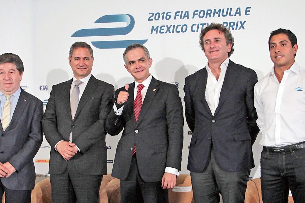 Miguel Ángel Mancera (c), jefe de Gobierno del DF, aplaude la llegada de más categorías del deporte motor al AHR (JUAN BOITES. EL UNIVERSAL)