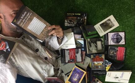 Mario Bellatin firmó más de 30 libros a admirador