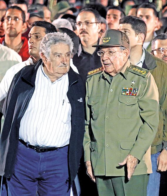 El ex presidente de Uruguay, José Mujica, con el mandatario de Cuba, Raúl Castro, en La Habana a inicios de año ( ARCHIVO. REUTERS)