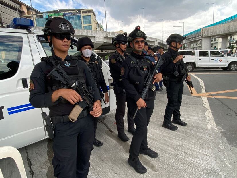 Fuerzas de seguridad montan guardia ante la base aérea militar a la que supuestamente fue conducido el expresidente filipino Rodrigo Duterte a su llegada al aeropuerto internacional de Manila, Filipinas, 11 de marzo de 2025. Duterte fue detenido en el aeropuerto de Manila después de que se notificara una orden de detención de la Corte Penal Internacional a su llegada de Hong Kong. FOTO: EFE