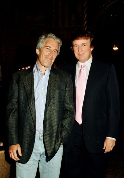 Retrato del financiero estadounidense Jeffrey Epstein y el promotor inmobiliario Donald Trump posando juntos en la finca Mar-a-Lago, Palm Beach, Florida, en 1997.
Davidoff Studios Photography - Archive Photos