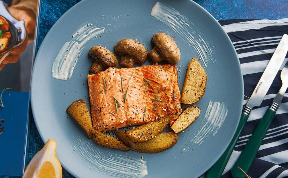 Receta de pescado con puré de camote y hongos. Foto de referencia: iStock