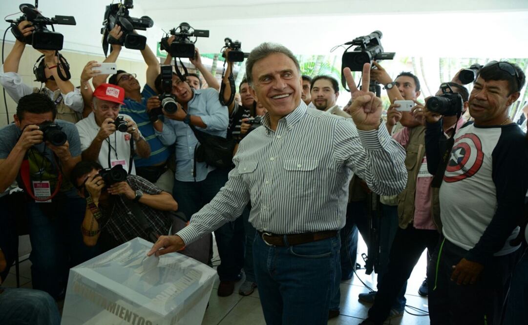 Poco después de las 10 de la mañana, el gobernador de Veracruz, Miguel Ángel Yunes Linares, depositó su voto en las urnas. Foto: Patricia Morales