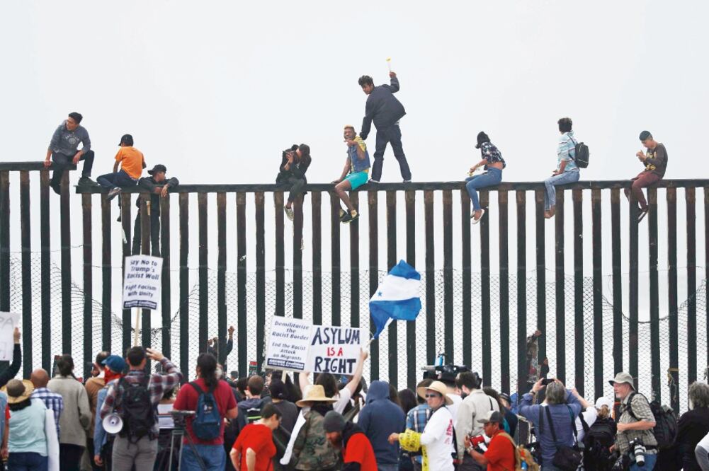 Repor te. EU informó ayer que la cifra de migrantes detenidos por tratar de entrar ilegalmente a EU desde México subió en abril a 50 mil 924, 600 más que en marzo, y la tildó de “crisis de seguridad”. Foto: MIKE BLAKE. REUTERS