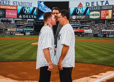 Canelo Álvarez presume sus dotes como pitcher en juego de los Yankees