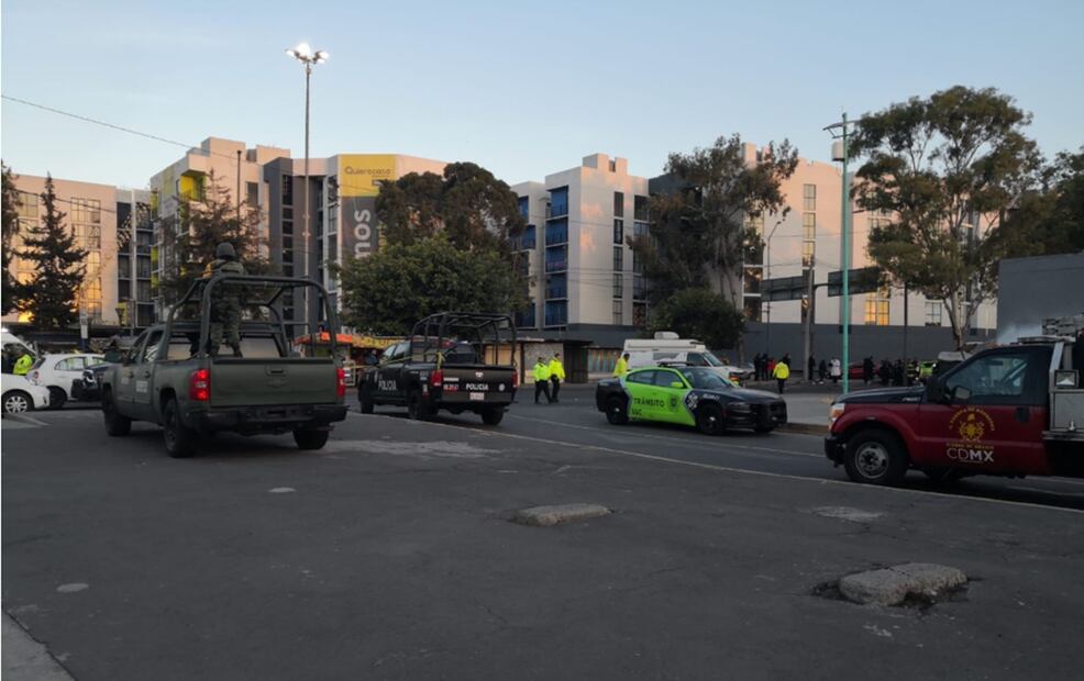Según testigos, se escuchó un fuerte golpe en la vialidad, y al llegar al lugar, se encontraron a cuatro personas inconscientes y tendidas en la orilla de la cinta asfáltica. Foto: especial