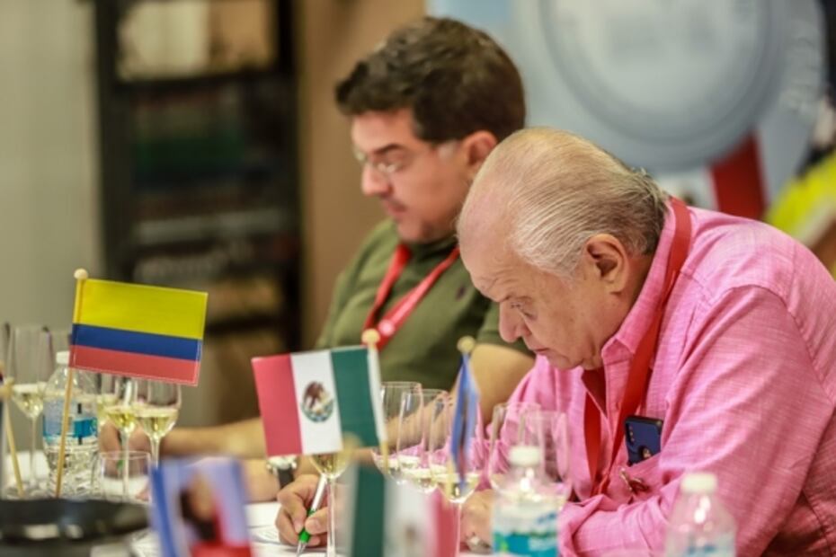 Jaime Villalobos Díaz (en frente) junto a José Rafael Arango durante la cata. 