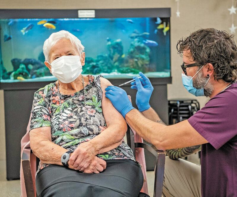 Una mujer de 90 años se convirtió ayer en la primera persona en recibir la vacuna de Pfizer- BioNTech en Suiza. EFE