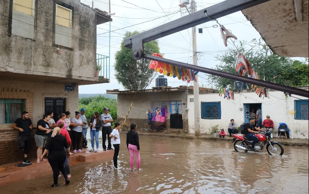 Lugareños transitan por una calle inundada provocada por el desbordamiento del río Tajo, en el municipio de Tototlán, Jalisco, el lunes 29 de septiembre de 2025. Foto: especial