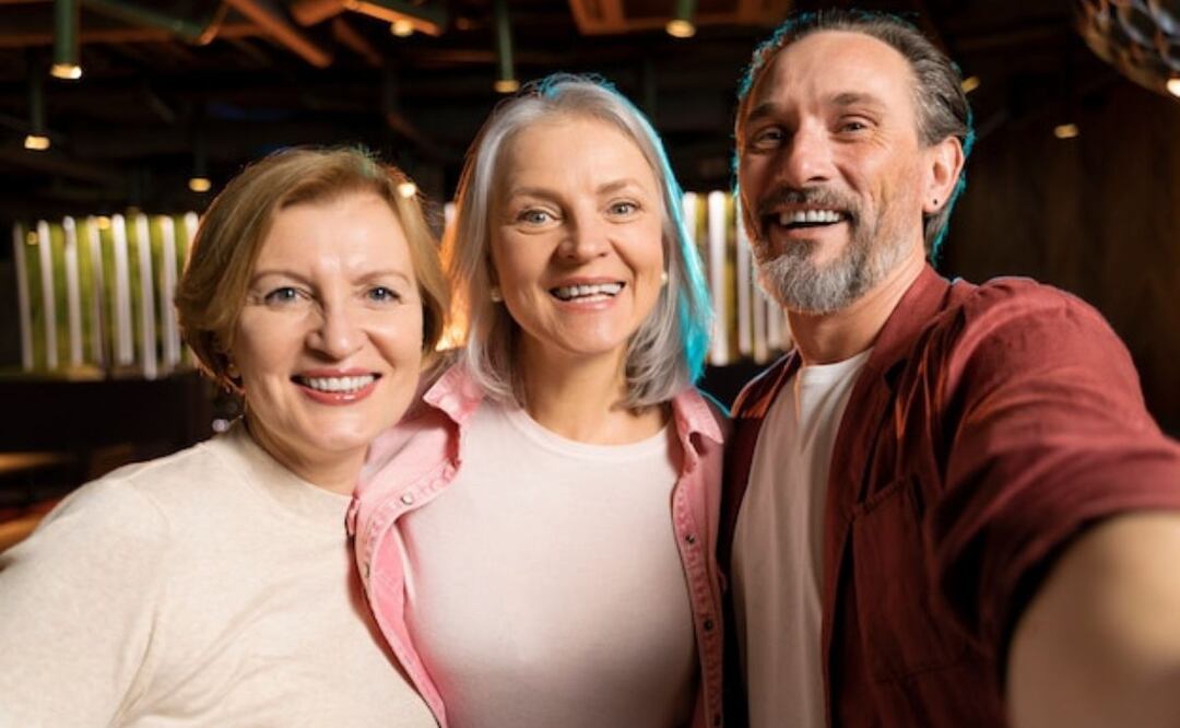 La búsqueda de la felicidad está intrínsecamente ligada a las relaciones y a una vida equilibrada. Fuente: Freepik.