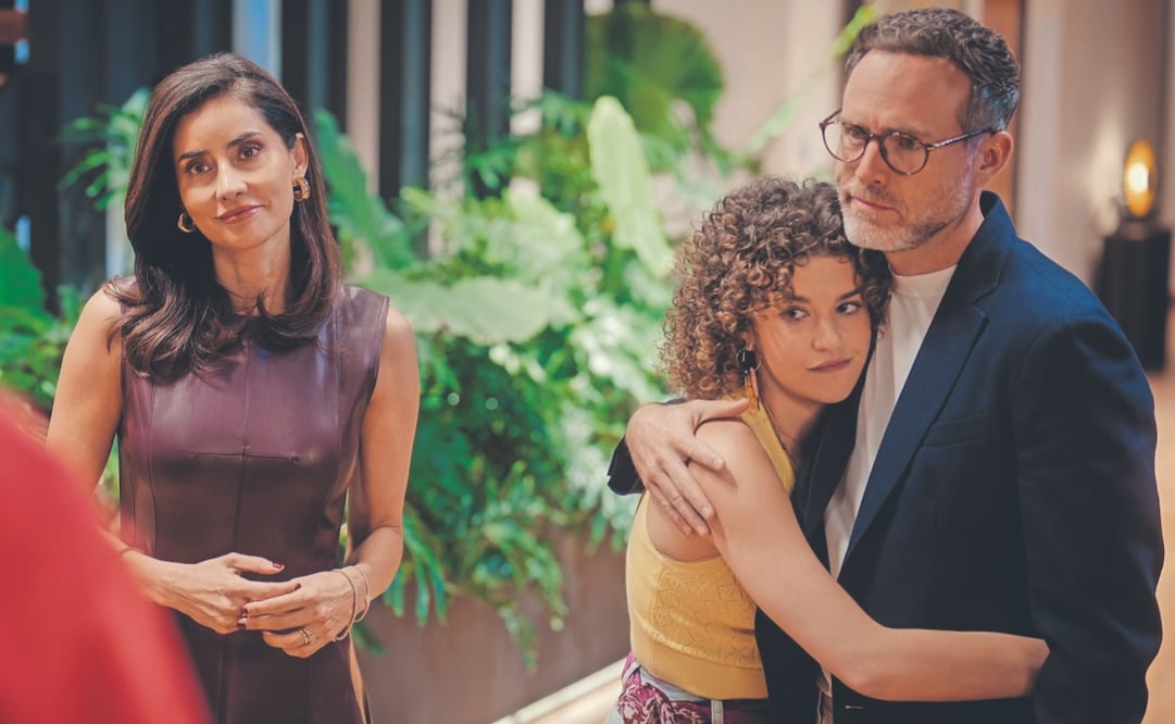 Yolanda y Emilio (Paola Núñez y Erik Hayser) con Victoria (Pamela Moreno) la hija menor de ambos en la historia. Foto: Netflix