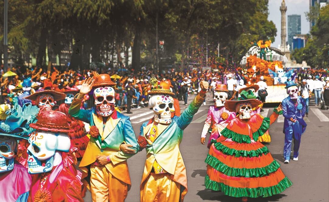 Miles de familias abarrotaron las inmediaciones de Paseo de la Reforma para presenciar el desfile. Algunos dejaron a un lado el cubrebocas por las altas temperaturas. Foto: Diego Simón Sánchez. El Universal