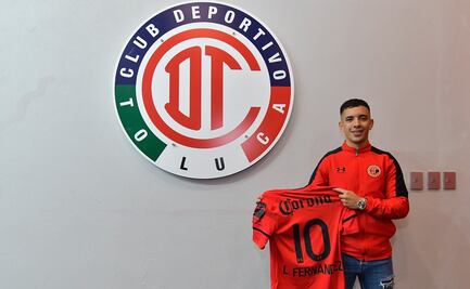 Leo Fernández muestra sus dotes de cantante en su presentación con Toluca 