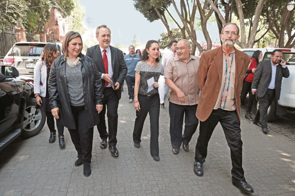 Xóchitl Gálvez, Rigoberto Salgado, Claudia Sheinbaum, Avelino Méndez y Pablo Moctezuma, jefes delegacionales de Miguel Hidalgo, Tláhuac, Tlalpan, Xochimilco y Azcapotzalco, respectivamente, firmaron una carta de colaboración. (ALEJANDRA LEYVA. EL UNIVERS)