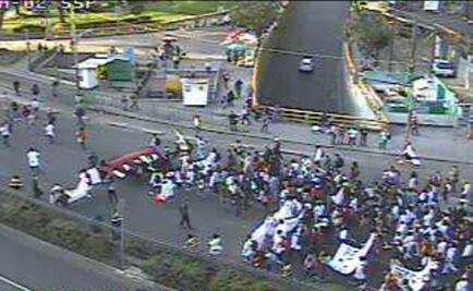 Alumnos y trabajadores del IPN marchan hacia Los Pinos