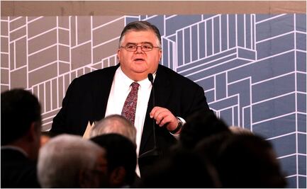 Gobiernos y bancos centrales deben profundizar la ayuda a las economías: Carstens
