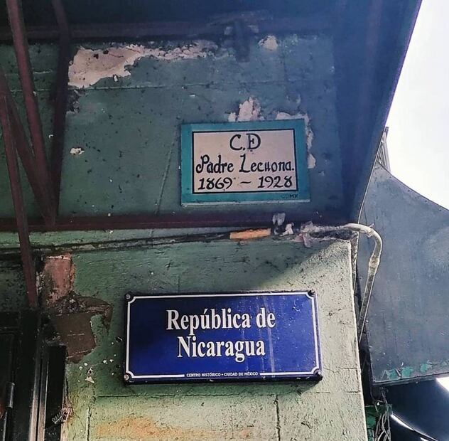 Nomenclatura antigua (arriba) y actual (abajo) del callejón del relato. CORTESÍA SUZETTE ÁLVAREZ.