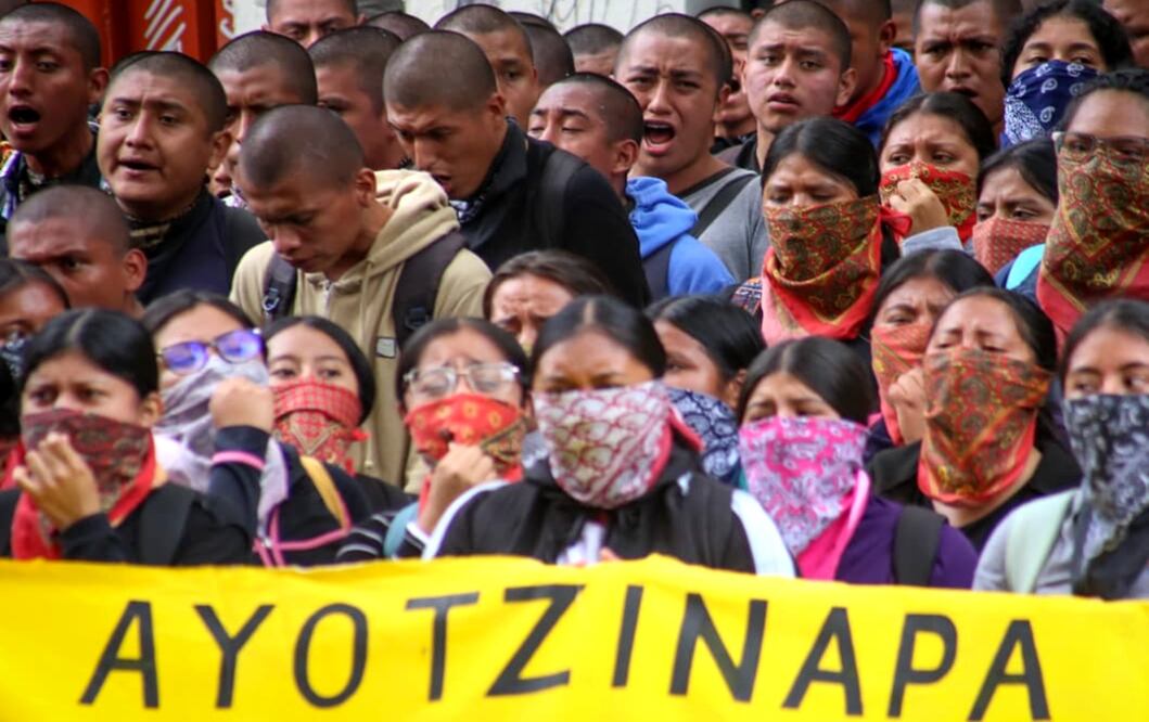 Normalistas y padres y familiares de los 43 normalistas desaparecidos marcharon sobre avenida Juárez en dirección a la SRE para exigir la extradición de Tomás Zerón de Lucio en la Ciudad de México, el 24 de septiembre de 2025. Foto: Luis Camacho/EL UNIVERSAL