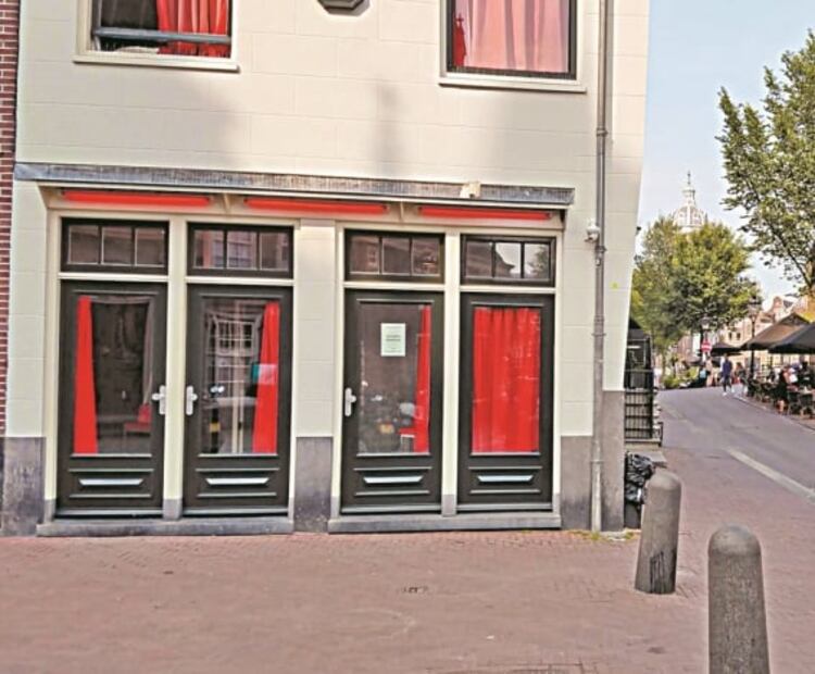 Resurge barrio rojo en Ámsterdam con gel antibacterial 