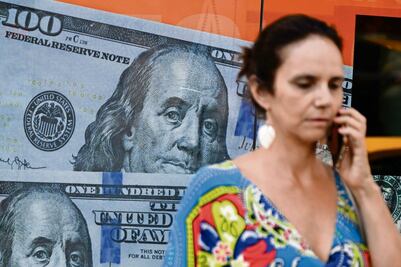 Javier Milei saca la “motosierra” y devalúa la moneda argentina