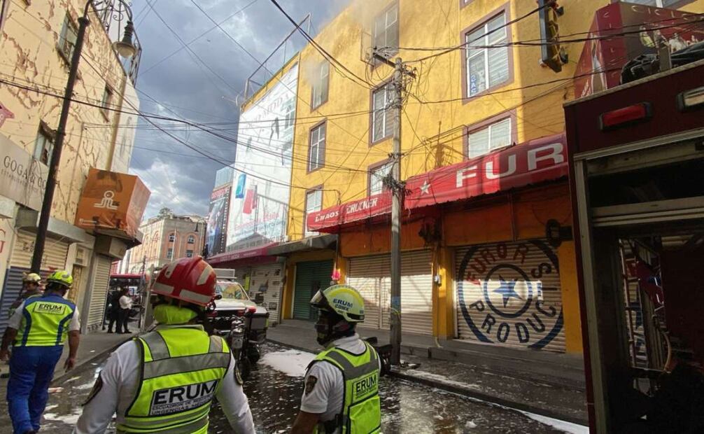 Se cumplen 6 horas de incendio en bodega de ropa en la alcaldía Cuauhtémoc (04/08/2025). Foto: Juan Carlos Williams / EL UNIVERSAL