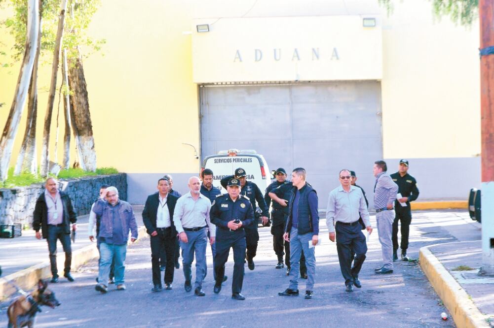 Al penal arribó personal de las comisiones nacional y local de Derechos Humanos, mientras que peritos de la procuraduría local realizaron las diligencias del caso. Foto: FOTOS: HUGO GARCÍA. EL UNIVERSAL