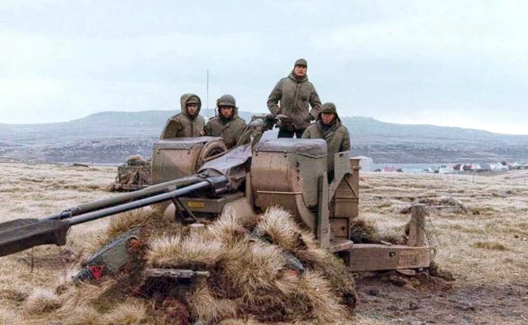 Soldados argentinos durante la confrontación militar por las Islas Malvinas. Para el 27 de junio de 1988, se realizó un juicio contra el general Leopoldo Galtieri y otros miembros de la Junta Militar, acusados de negligencia por la derrota Argentina frente a los británicos. Foto: Gobierno de Argentina/ESPECIAL.