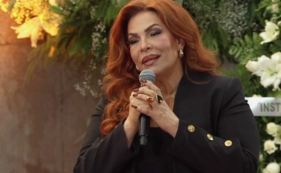 María del Sol canta una canción de despedida a Silvia Pinal, en su homenaje en Bellas Artes.
Foto: Especial