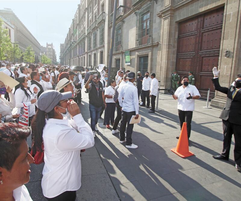 Los requisitos para acceder al apoyo son: tener entre 18 y 67 años, haber perdido su trabajo formal de forma involuntaria y laborado medio año para una empresa en la Ciudad de México. Lo pueden solicitar meseros que en días pasados protestaron. ARCHIVO EL