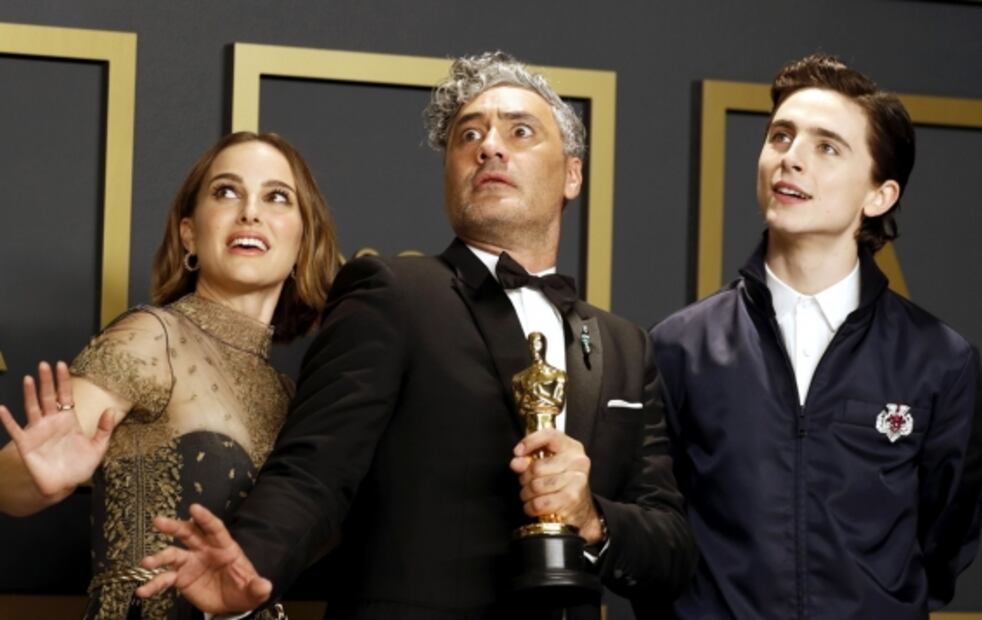Taika Waititi deja su premio Oscar en el piso