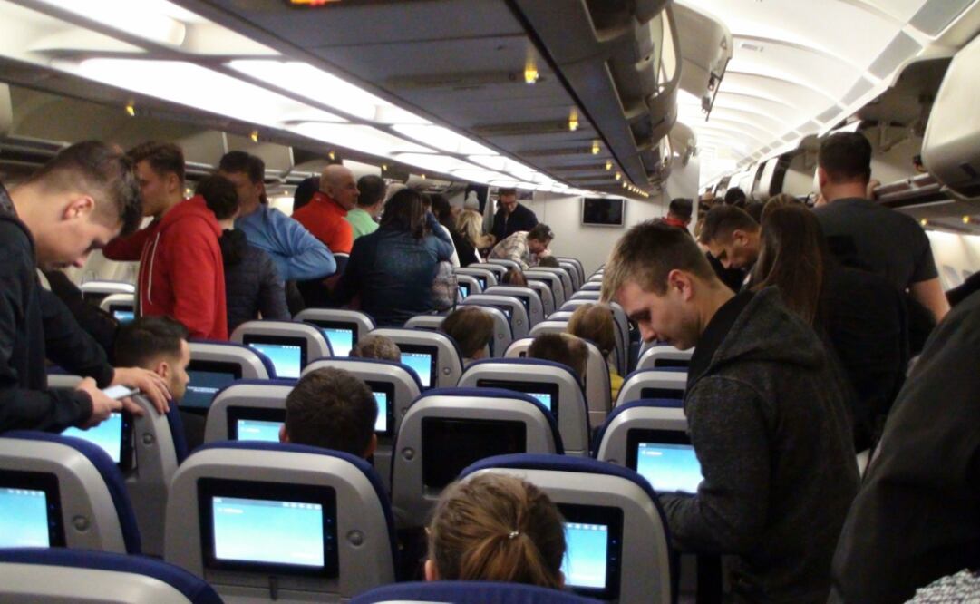 Antes de que puedas salir del avión, el piloto apaga la luz anticolisión y se alinea la puerta del avión con el puente. (Foto: iStock)