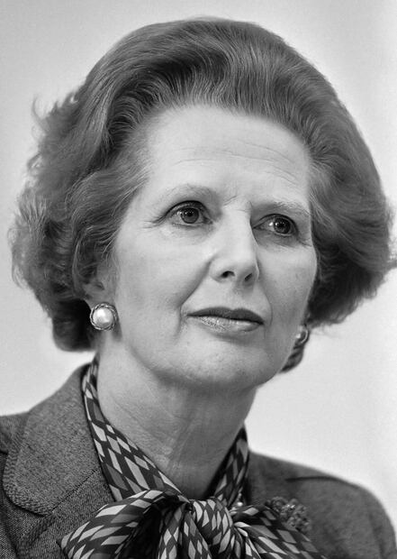 Foto de 1983, segundo mandato de Margaret Thatcher. Años antes, el artículo “Getting Mrs T into Focus” de The Observer, sostuvo que el problema de la conservadora “es la voz, el tono –un quejido explicativo que trata al interlocutor como niño de ocho años–. [...] Suena como gato deslizándose por un pizarrón". Foto: National Archief/Wikimedia Commons.