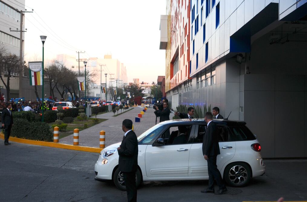Salida del papa Francisco del hospital infantil (Foto: Armando Martinez)