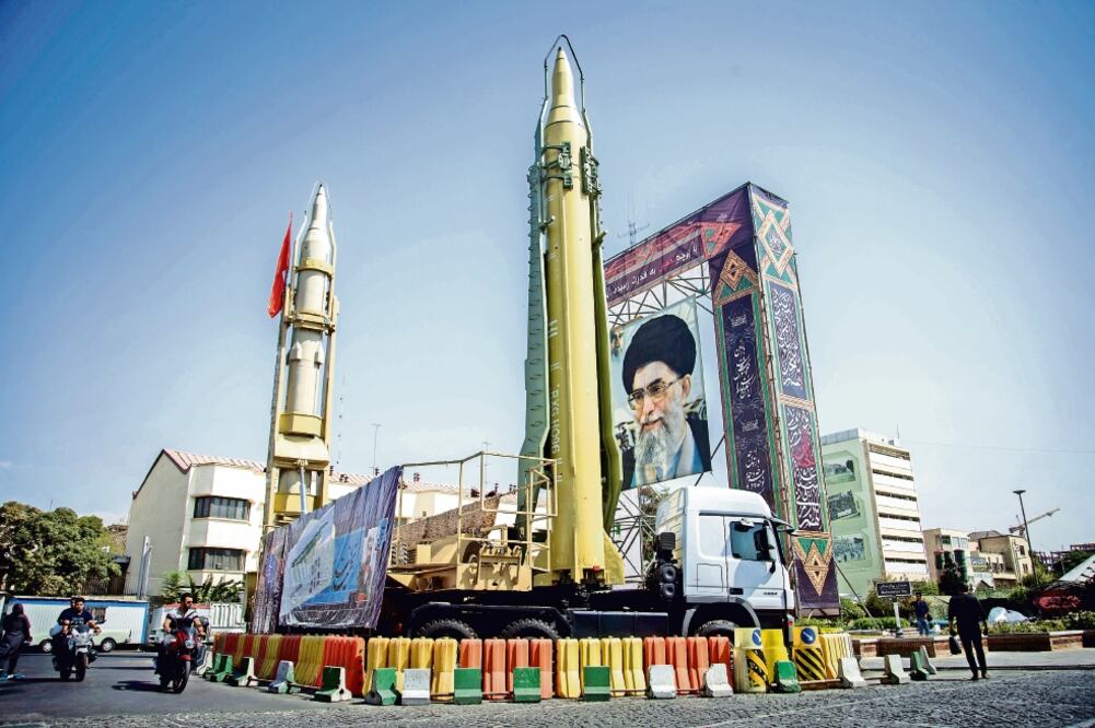 Una exhibición de misiles y un retrato del ayatola iraní Ali Khamenei, en la plaza Baharestan de Teherán. (REUTERS)
