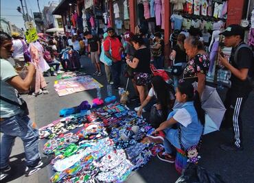 FOTOS: Ambulantes invaden Centro Histórico de la CDMX; denuncian peatones saturación de banquetas
