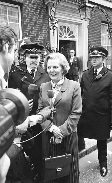 Primer encuentro de Margaret Thatcher con la prensa, en 1979, tras asumir el cargo de Primera Ministra. "Donde haya desesperación, llevaremos esperanza", palabras que la conservadora dijo en esa ocasión. Foto: AP.